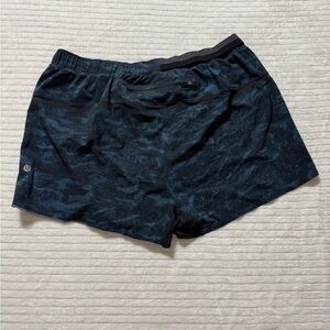 LululemonSize:XL Men’s Black and Blue Patterned Shorts
